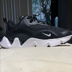 Nike RYZ 365 Black White Women’s Sneakers – Size 9.5